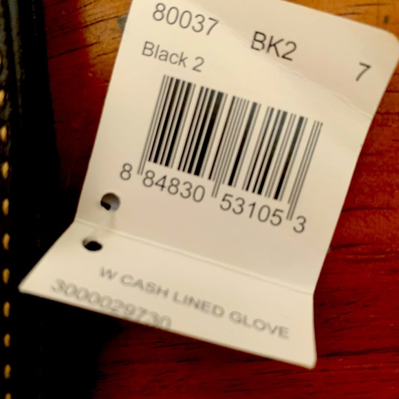 Sleek and soft black leather gloves lined with warm cashmere. - Picture 5 of 5